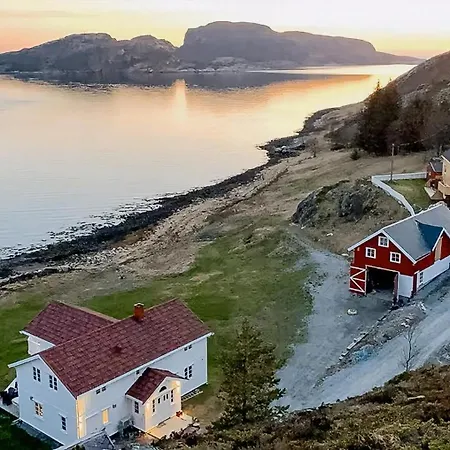 Coastal With Panoramic Views In Hovikstranda * Sandvikberget